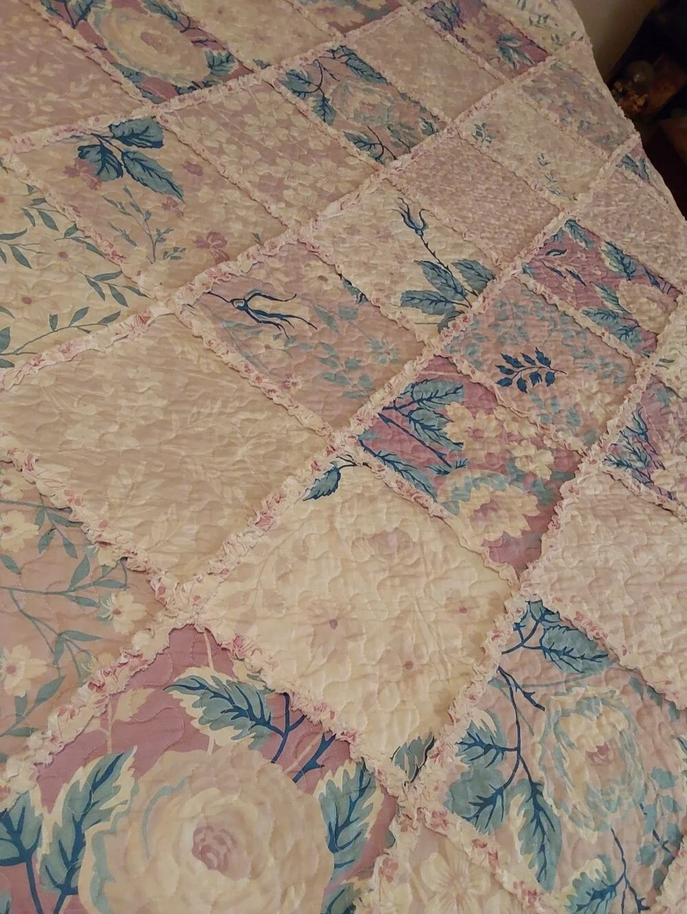🌺 Vintage Ruffled Floral Patchwork Quilt/Bedspread